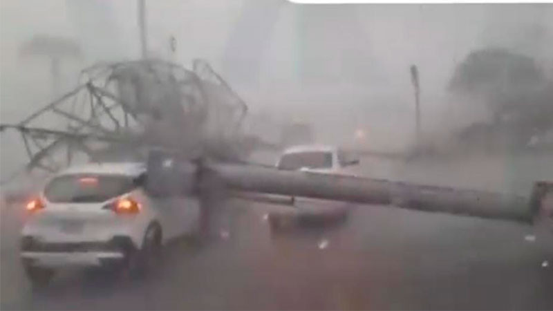 Tras lluvias intensas, espectacular cae sobre vehículo con dos personas a bordo en el Estado de México; no se reportan lesionados 