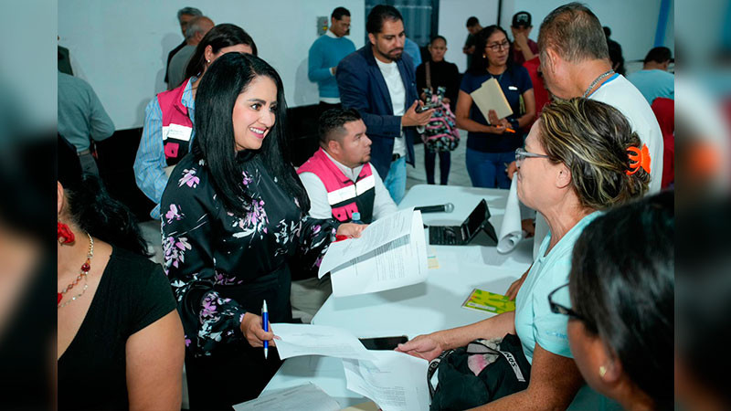 Impulsa Gladyz Butanda regularización de 37 colonias en Uruapan 