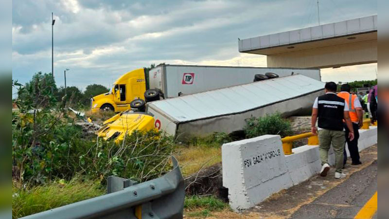 Vuelca tráiler en la cuota Querétaro - Celaya 