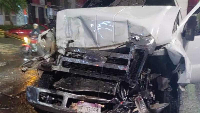 Saldo de tres heridos deja choque entre camión urbano y camioneta de carga en Uruapan, Michoacán 