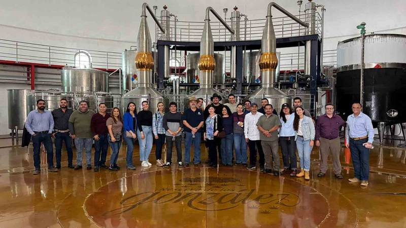 Estudiantes de Maestría conocen el proceso de producción del tequila 