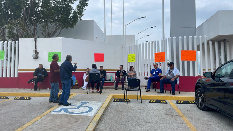 Trabajadores del ISSSTE en Los Reyes inician paro indefinido por presuntos abusos de encargada de clínica 