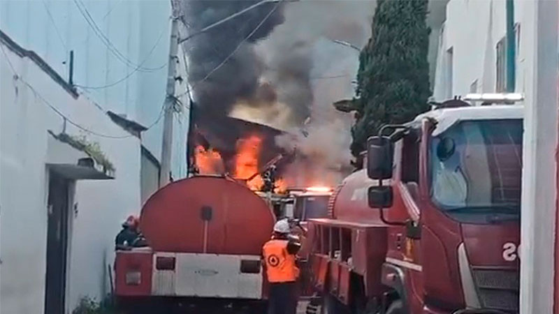 Se incendia fábrica de colchones en CDMX 