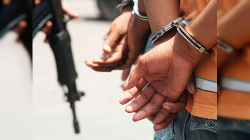 Dos operadores de un autobús de pasajeros fueron detenidos por transportar sustancias ilícitas en Durango 