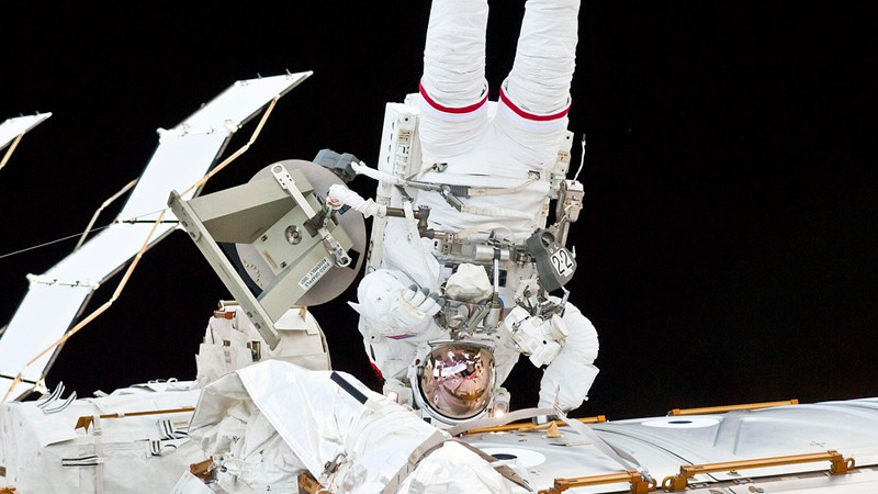 Astronautas chinos completan su tercera caminata espacial 
