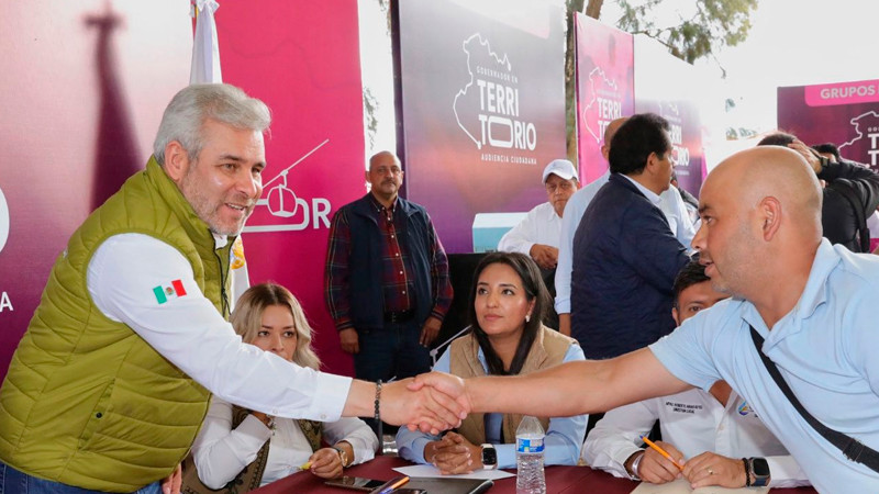 Bedolla lleva audiencia pública a Madero; mezcaleros reconocen impulso al sector 