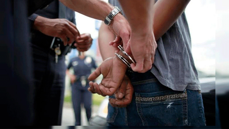 Roban bebidas y cigarros en Coyoacán; SSC frustra huida y detiene a cuatro 