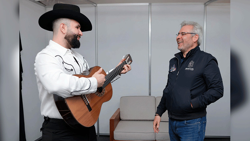 Con guitarra de Paracho recibe Bedolla a Carín León en el Morelos 