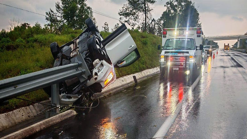 Choque-volcadura en la autopista Siglo XXI deja dos heridos a la altura de Salvador Escalante, Michoacán  