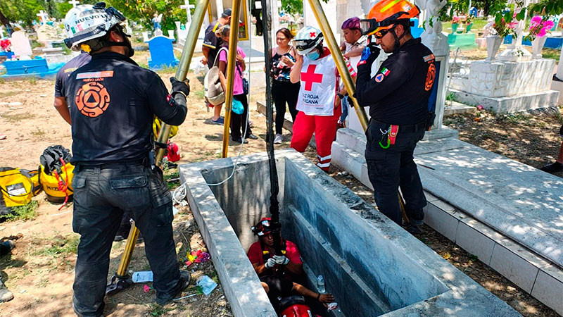 Mujer cae por accidente en una tumba en cementerio de Monterrey, Nuevo León  