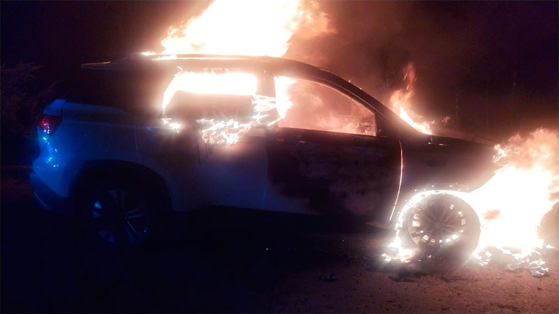 Se incendia camioneta en Zitácuaro, Michoacán; solo hay daños materiales 