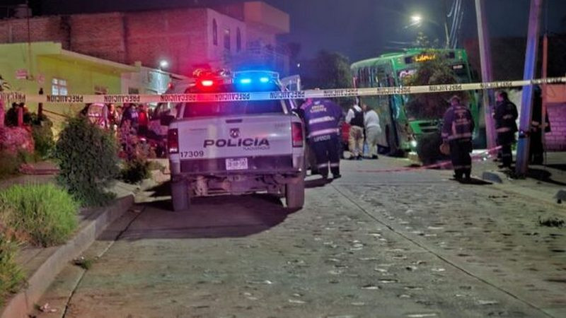 Padre e hija de 13 años mueren tras ser impactados por camión de transporte público; chofer se da a la fuga y deja usuarios lesionados 