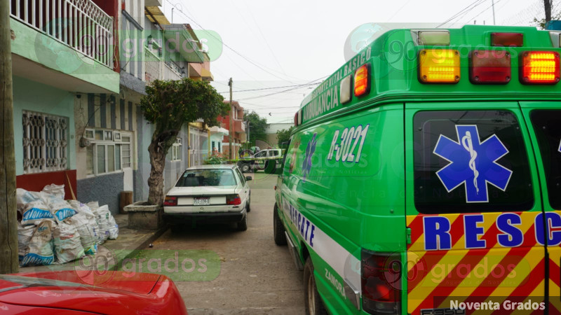 Sujetos a bordo de una motocicleta acribillan a mujer en Zamora, Michoacán
