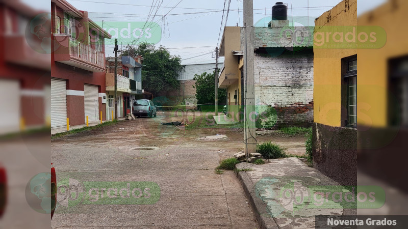 Sujetos a bordo de una motocicleta acribillan a mujer en Zamora, Michoacán