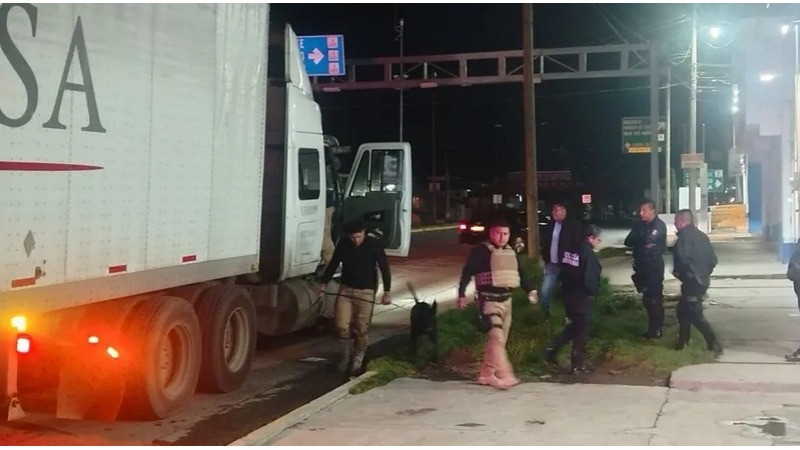Transportaba leche Liconsa en tractocamión, policías le hacen el alto y lo sorprenden con dosis de estupefaciente en Pachuca 