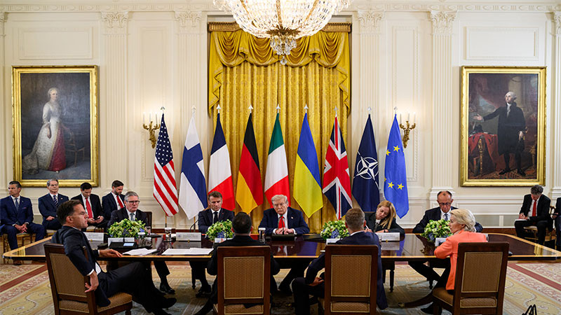 Interrumpe Donald Trump su reunión con líderes europeos para llamar a Vladimir Putin 