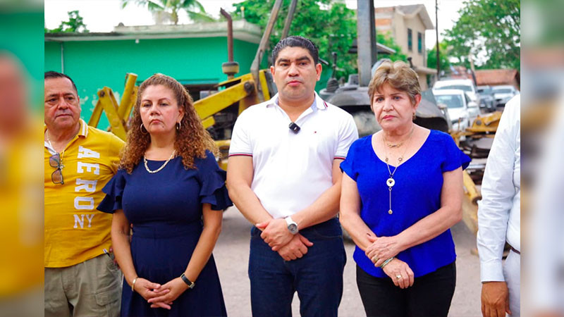 Inicia Pablo Varona, la rehabilitación del tramo carretero en la localidad de Comburindio 