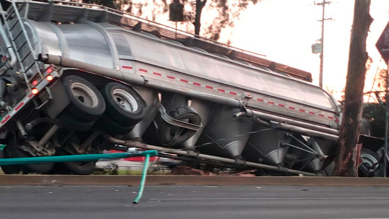 Tráiler se accidenta el libramiento de Morelia, Michoacán 