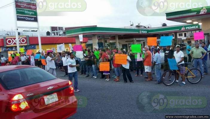 Habitantes de Lázaro Cárdenas se manifiestan contra el alza de gasolina 