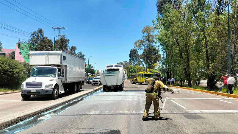 Por falla mecánica se incendia tráiler/pipa cargado con gasolina; bomberos lograron sofocar el fuego  