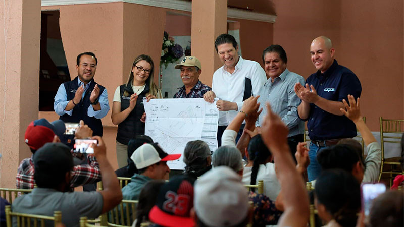 Alfonso Martínez entrega certeza jurídica a miles de familias con el programa de regularización de colonias 