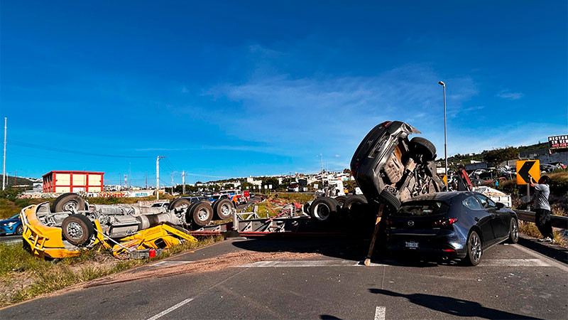 Tráiler impacta a tres vehículos en el anillo vial Fray Junípero Serra de Querétaro, Querétaro 