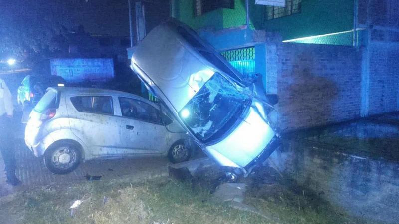 Se registra aparatosa volcadura en Morelia, Michoacán; hay un herido 