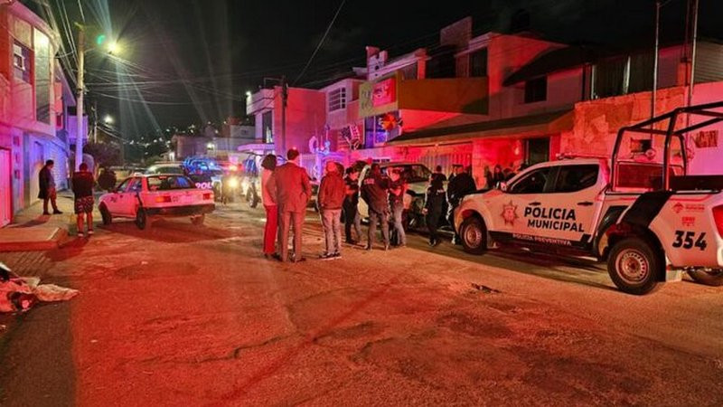 Adolescentes intentan escapar de la policía, son perseguidos y terminan arrestados en Hidalgo; provocaron volcadura que dejó 2 heridos 
