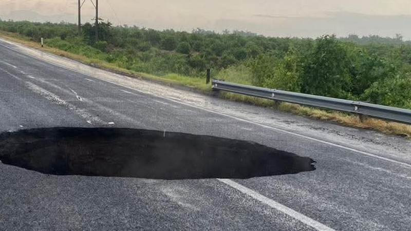 Socavón en carretera Cuatro Caminos–Apatzingán será reparado en tres semanas 