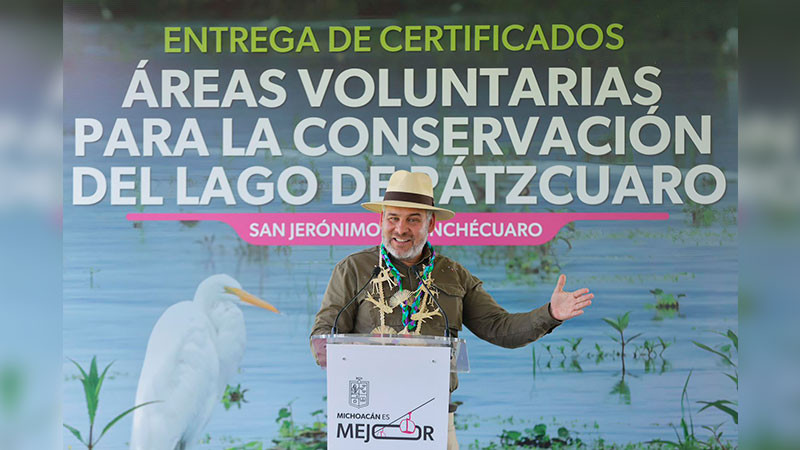 Entrega Bedolla a comunidades certificados de áreas voluntarias para conservar el lago de Pátzcuaro 