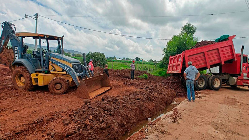 Mejora Ayuntamiento de Morelos caminos rurales y espacios públicos con obras de infraestructura para beneficio de la ciudadanía 