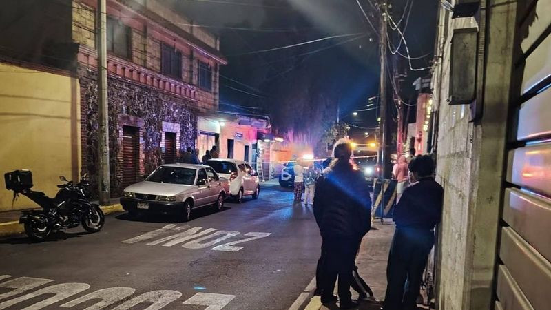 Ultiman a mujer y una menor de edad en la Ciudad de México; conductor paró a comprar comida, dejó a las mujeres atrás y delincuentes a bordo de una moto abrieron fuego 