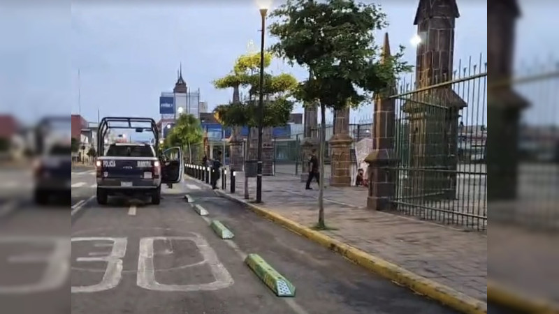 Tapizan catedral y calles de Zamora con mantas: Acusan al alcalde Carlos Soto de encubrir a mandos policiacos al servicio del crimen en Michoacán  