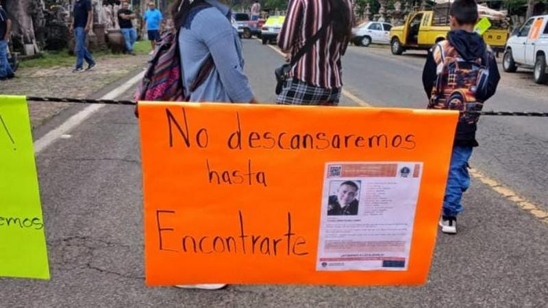 Familiares bloquean carretera en Tzintzuntzan para exigir la aparición de Leodegario Cerda, quien desapareció en Quiroga 