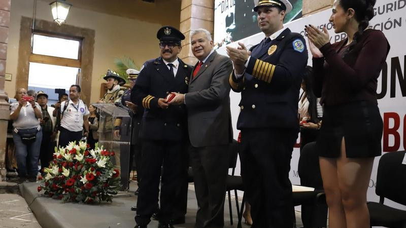 Comisión de Seguridad y Protección Civil del Congreso de Michoacán reconoce a bomberos del estado 