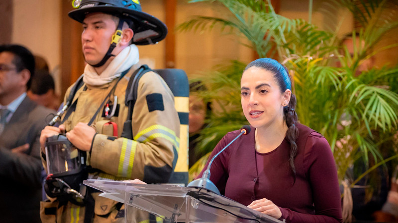 Tras rendir homenaje a bomberos, Giulianna Bugarini anuncia avances en una reforma histórica para dignificar su labor 