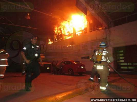 Se registra incendio en agencia Ford de Uruapan; solo hubo daños materiales  - Foto 0 