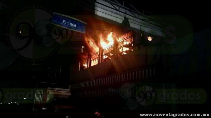 Se registra incendio en agencia Ford de Uruapan; solo hubo daños materiales  - Foto 3 