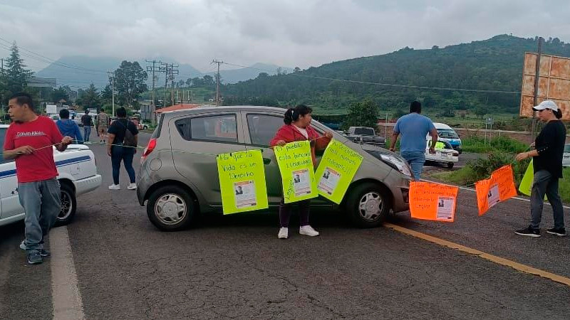 Por segundo día consecutivo mantienen bloqueo en la Pátzcuaro-Quiroga para exigir aparición de Leodegario Ceras 