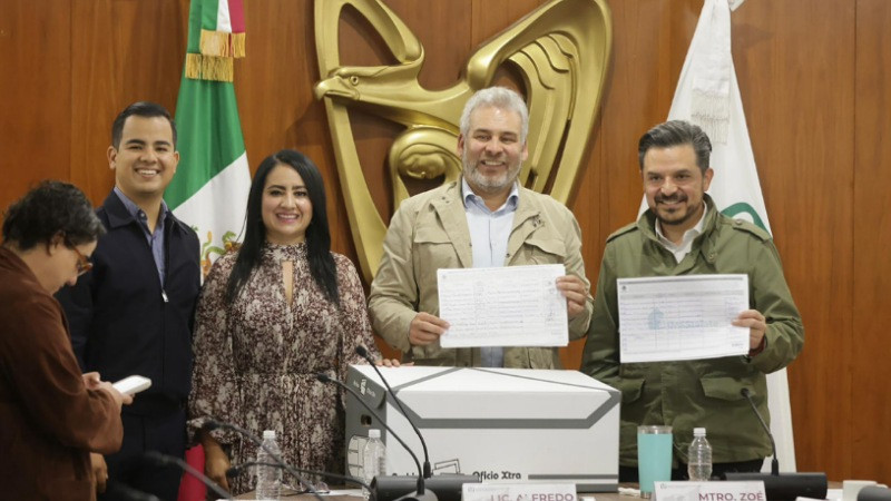Entrega Bedolla al IMSS, 40 mil firmas en favor del nuevo hospital en Villas del Pedregal 