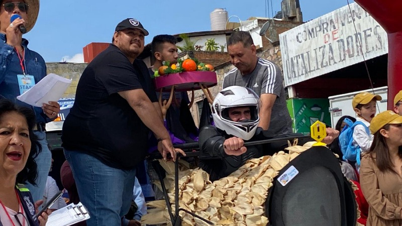 Alfonso Martínez da banderazo a exitoso 3er Concurso de Carros Locos 
