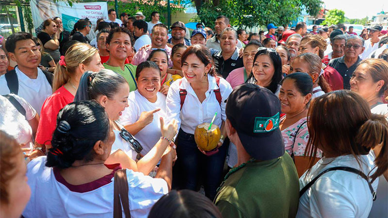 Militantes y simpatizantes de Morena reciben a Gaby Molina en Lázaro Cárdenas 