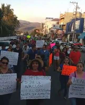 Pese a la zozobra en Apatzingán, si hay gasolina 
