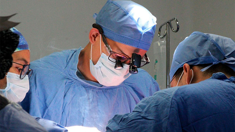 Retiran especialistas del IMSS de Querétaro tumor ovárico de más de 22 kg 