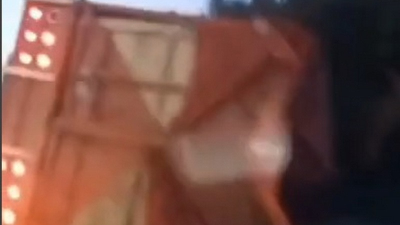 Vuelca camión cargado con limón en la Uruapan-Paracho 