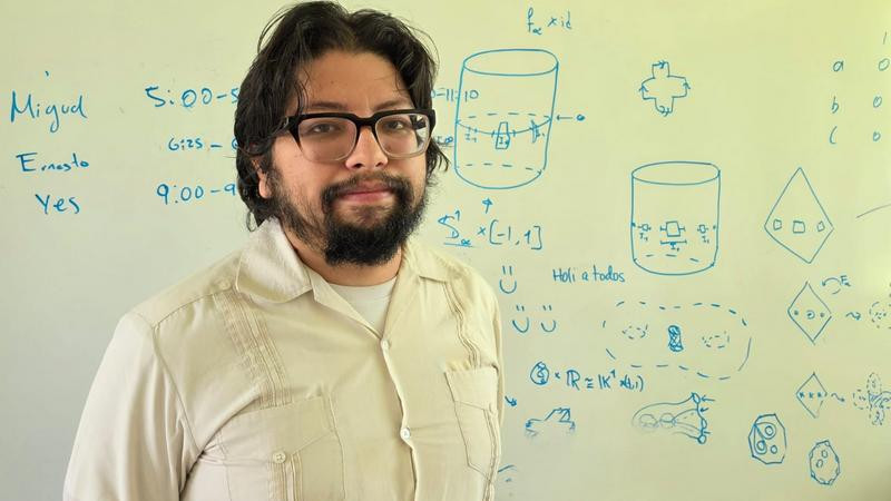 Investigador posdoctoral de la UNAM Morelia busca inspirar a jóvenes para dedicarse a las matemáticas 