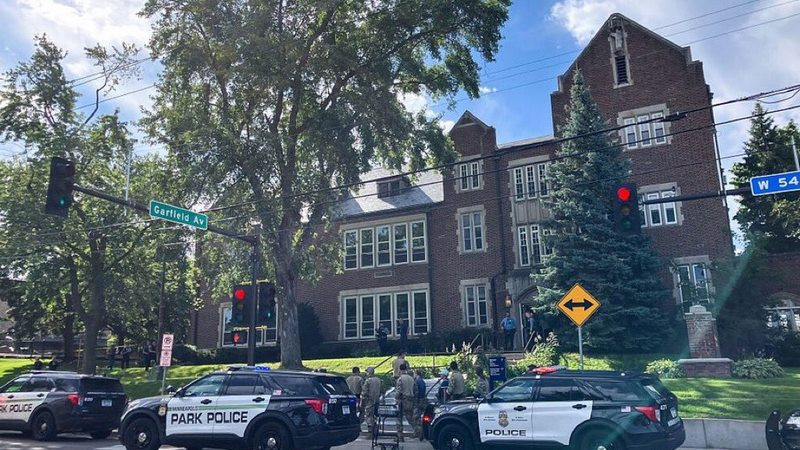 Tirador irrumpe en escuela católica y ultima a dos niños en Minnesota, Estados Unidos; hay 14 más heridos 