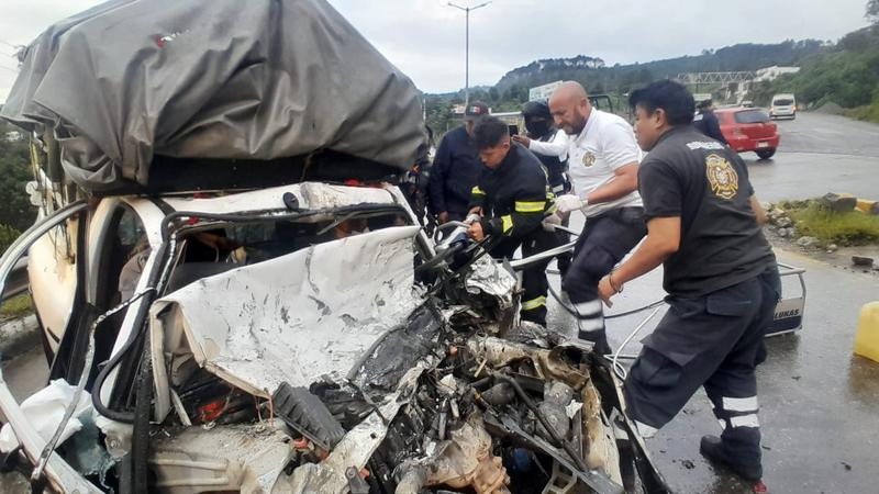 Choque entre tortón y camioneta deja un conductor prensado en Zitácuaro 