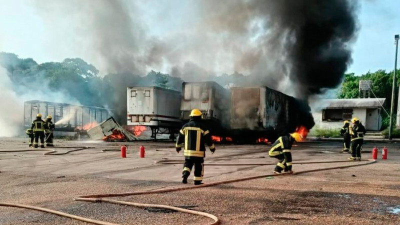 Se incendian tráileres en complejo de Pemex, en Veracruz 