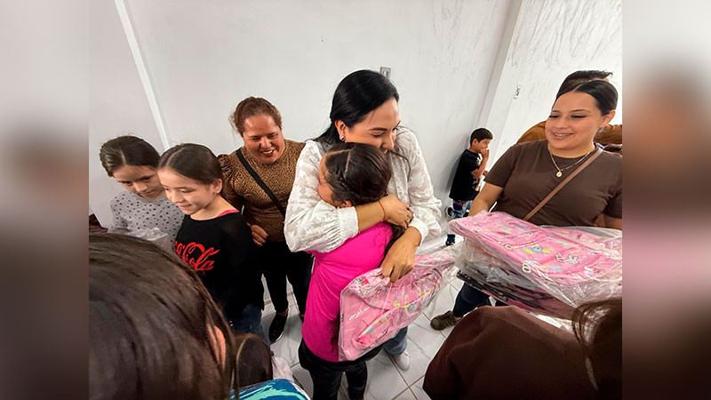 Adriana Campos entrega mochilas y llama a impulsar la educación y apoyar a niñas, niños y jóvenes 